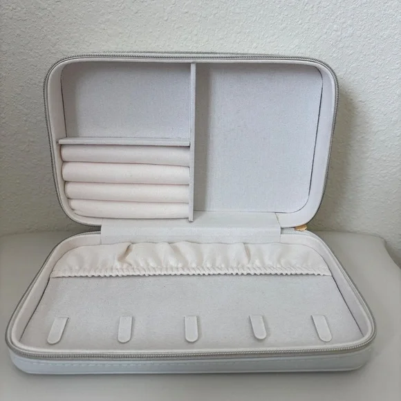 Jewelry box with included earrings set NWT - Picture 3 of 6